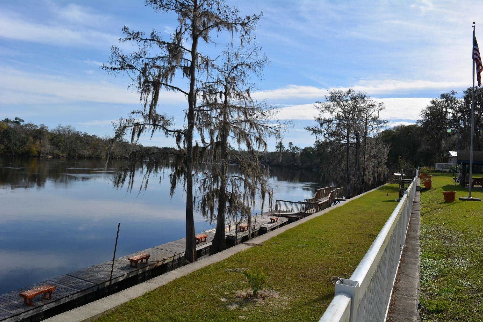 Suwannee Gables Hotel Old Town Exterior photo
